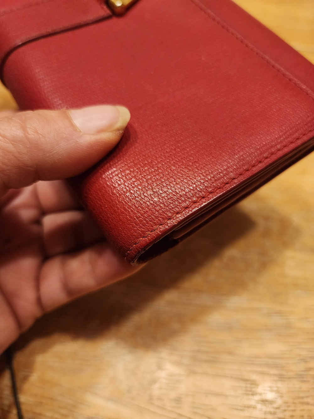 red textured leather Yves Saint Laurent Y-Line wallet gold-tone hardware - Picture 4 of 16